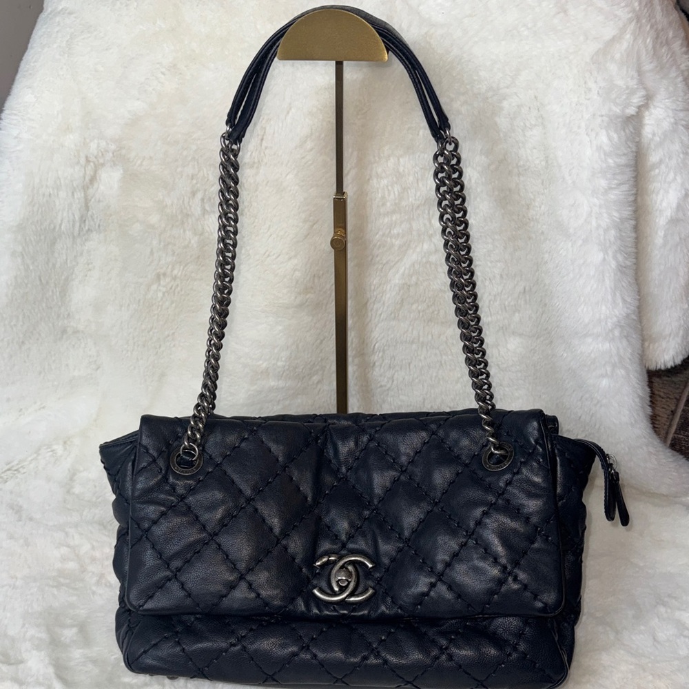 CHANEL Black Quilted Shoulder Bag with Gunmetal Chain
